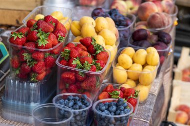 Plastik ve meyveleri taze çilek