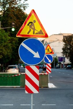 Uyarı bilgi yol işaretleri. Araba işareti yön ve onarım işaretleri araçlık trafik yönünü ile.
