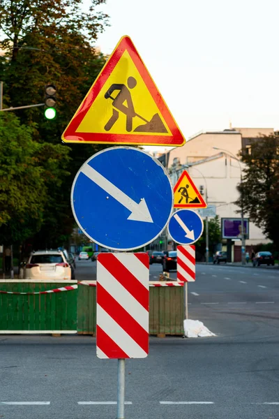 Segnaletica stradale. Cartello auto indicazioni e segni di riparazione con direzione del traffico per le auto . — Foto Stock