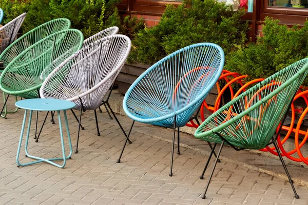 Fauteuils en meubels voor restaurants en cafes op straat — Stockfoto