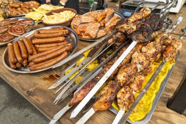 Kızarmış et ve sosis açık bir yangın ve bir tablo üzerinde pişmiş balık