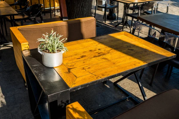 Table en bois avec fauteuils dans un café — Photo