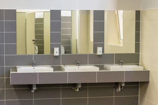 Três lavatórios com espelhos — Fotografia de Stock