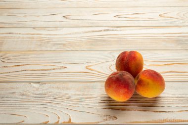 ahşap bir masa şeftali yakın çekim