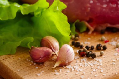 bir gemide soyulmuş sarımsak