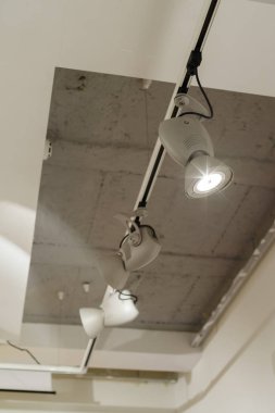 Tavanın altında modern lambalar