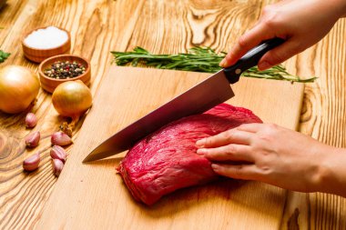 kadın mutfakta taze et keser