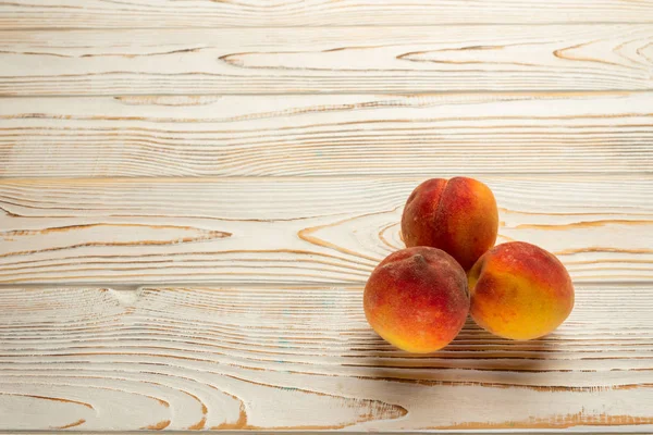 ahşap bir masa şeftali yakın çekim