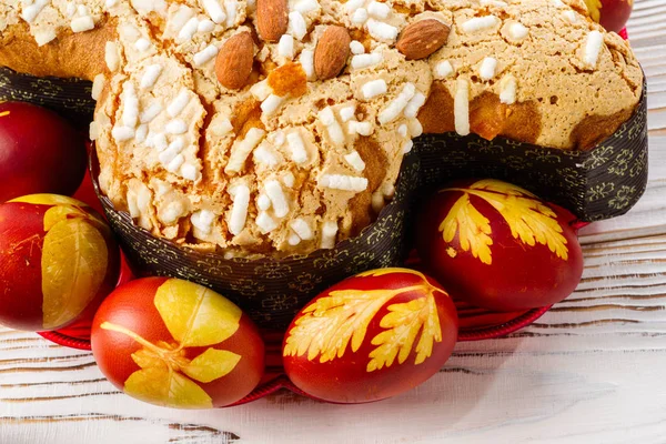 Huevos de Pascua con pan festivo —  Fotos de Stock