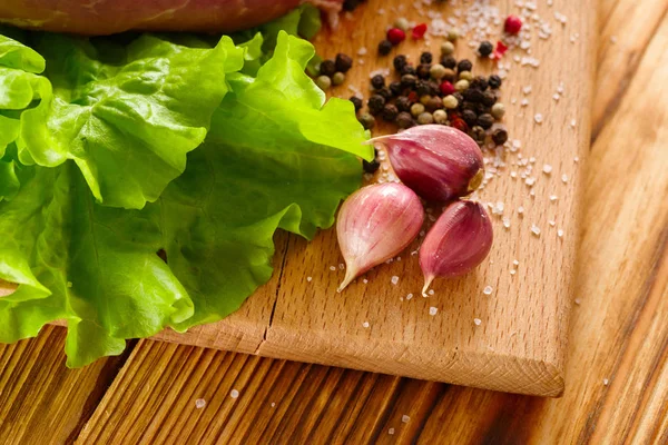 bir gemide soyulmuş sarımsak