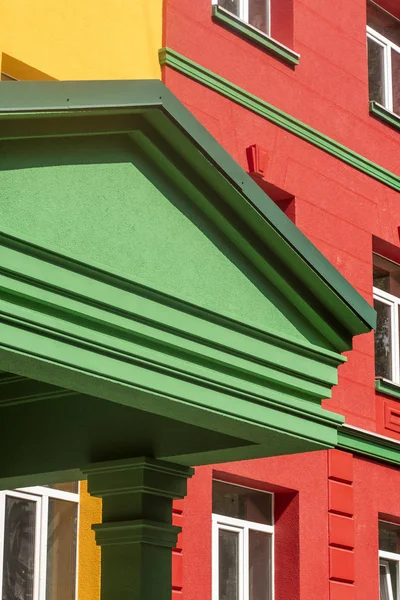 Jaskrawo pomalowanych ganek budynku — Zdjęcie stockowe