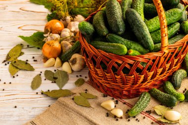 bir tabloda bir sepet içinde ev yapımı taze salatalık