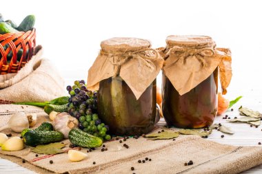 Ev yapımı cam kavanozlarda Konserve salatalık