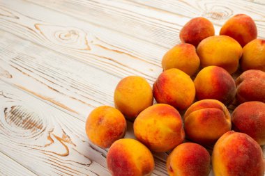 Masada taze şeftaliler