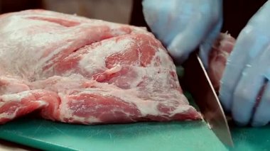 bir parça et mutfakta keser yakın çekim