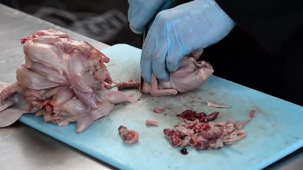 Koka nedskärningar med en kniv slaktkroppar av fåglar vaktlar för matlagning — Stockvideo