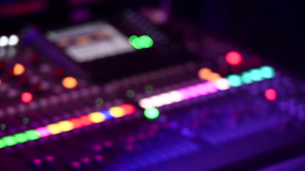 Contrôleur de mixage sonore avec feux clignotants dans la mise au point 