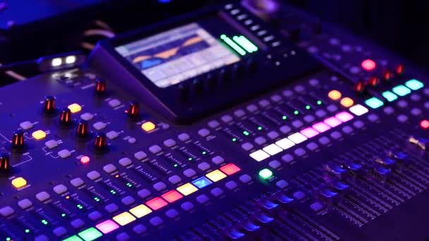 Mixer console of the sound engineer near the stage to the performance — Stock Video