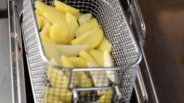 patates kızgın yağda pişirilir