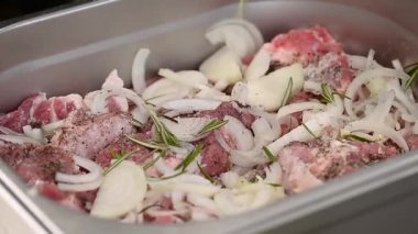 soğan ve biberiye baharatlarla Marine et üzerinde Panorama giyinmiş