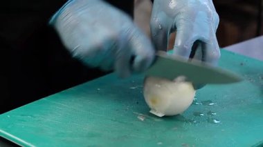 mutfak masasında bir restoranda taze ampul kafa kesme