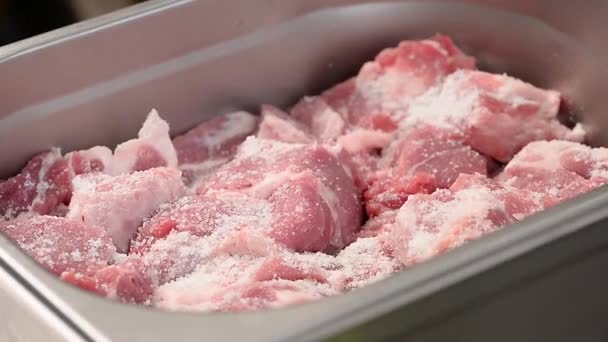 Rauw vlees voor Bbq bestrooid met peper — Stockvideo