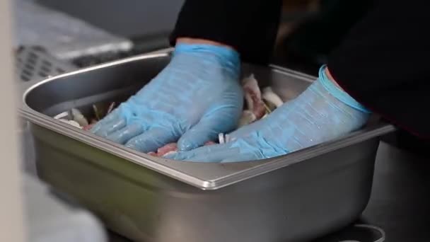 Cocinar carne cruda para barbacoa en adobo — Vídeos de Stock