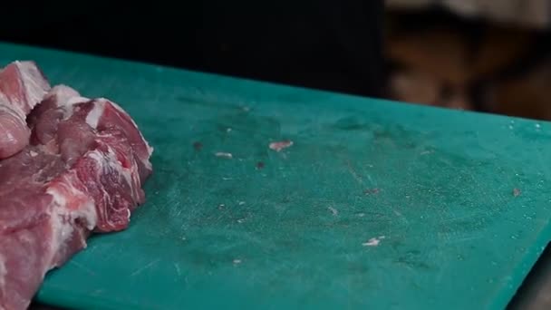 Κοπή φρέσκο ωμό κρέας στο τραπέζι με σεφ σε γάντια — Αρχείο Βίντεο