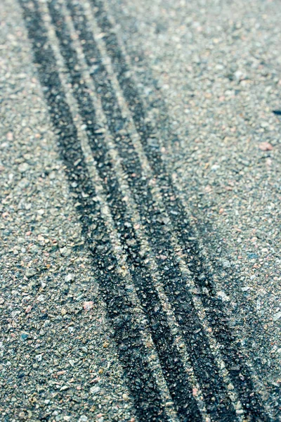 아스팔트에 자동차 타이어의 흔적 감속 — 스톡 사진
