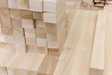 Ahşap marangozluk dükkanı mobilya üretiminde barlarda