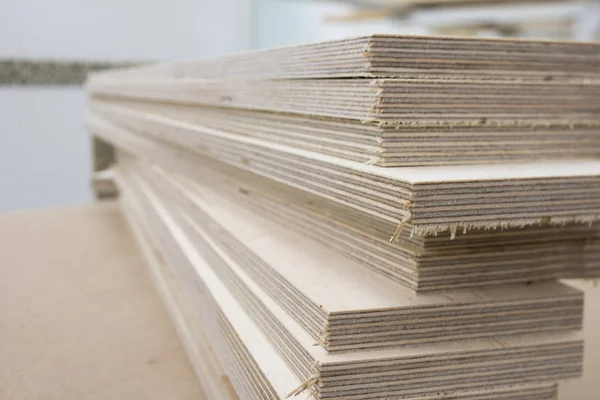 Drewniane elementy do montażu w warsztacie meble — Zdjęcie stockowe