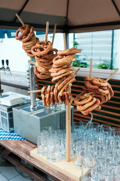 Pretzel tedeschi freschi su un rack di legno per birra — Foto Stock