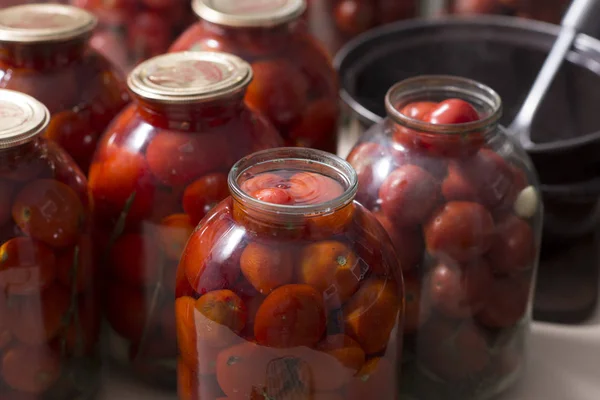 Ντομάτες προετοιμασμένοι για κονσερβοποίηση σπίτια σε γυάλινα βάζα — Φωτογραφία Αρχείου