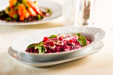 kat ringa mayonezli yumurta sarısı salata kürk ceket ulusal festival yemek sebze altında gelen kürk
