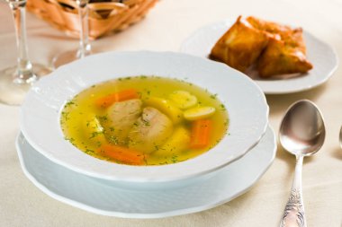 sebze ve baharatlı tavuk çorbası.