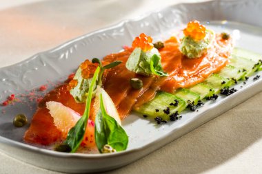 kırmızı balık taze salatalık ile ve limon ile dekore edilmiş