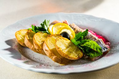 Ringa otlar zeytin ve limon ile süslenmiş patates ile