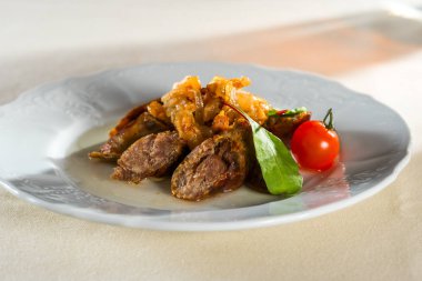 sebze ile ev yapımı domuz sosisi