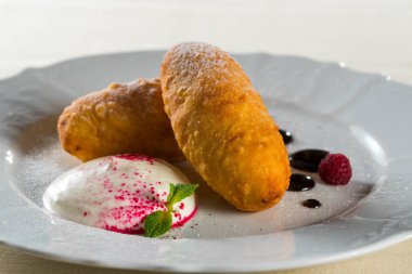 Peynirli ve ekşi kremalı krep.