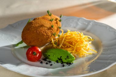 Kiev göğsü bir tabak patates ile