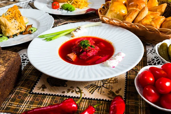 Piros borscs, pampushkas, nemzeti ukrán konyha — Stock Fotó