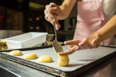 puf böreği tepsi pişirme kek üzerine koyarak