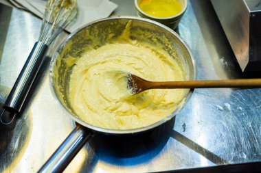 krem krem metal bir plaka karıştırarak hazırlayın