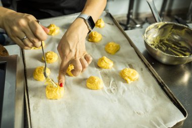 puf böreği tepsi pişirme kek üzerine koyarak