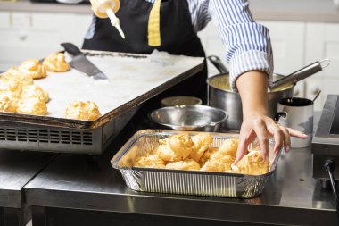 hazır ev yapımı kekler fırından krema ile eller tarafından dolu.