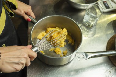 metal bir plaka krem karıştırma