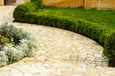 Peyzaj Tasarım evi adımlarına yakınındaki taş kaldırım