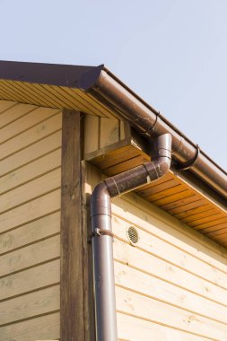 Çatıdan pis su borusu