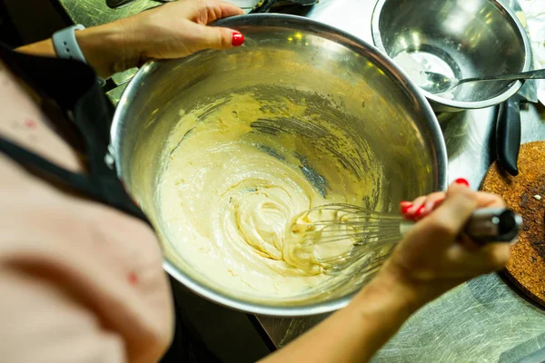 Приготовление крема вручную — стоковое фото