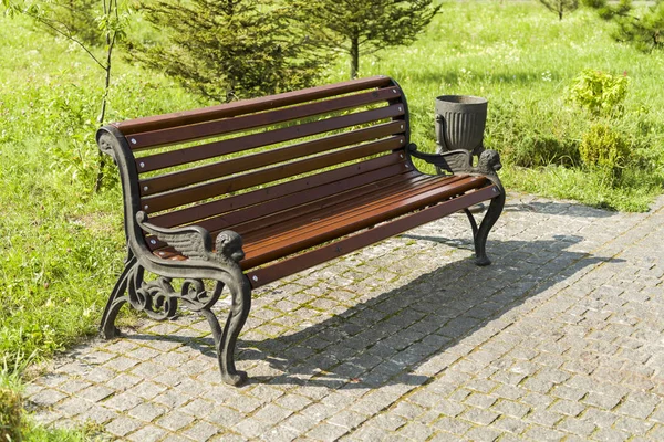 Holzbank, ein Sitzplatz im Park — Stockfoto